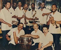 Orquesta Aruba (NY) Ilvio Pietersz tweede van links staande 